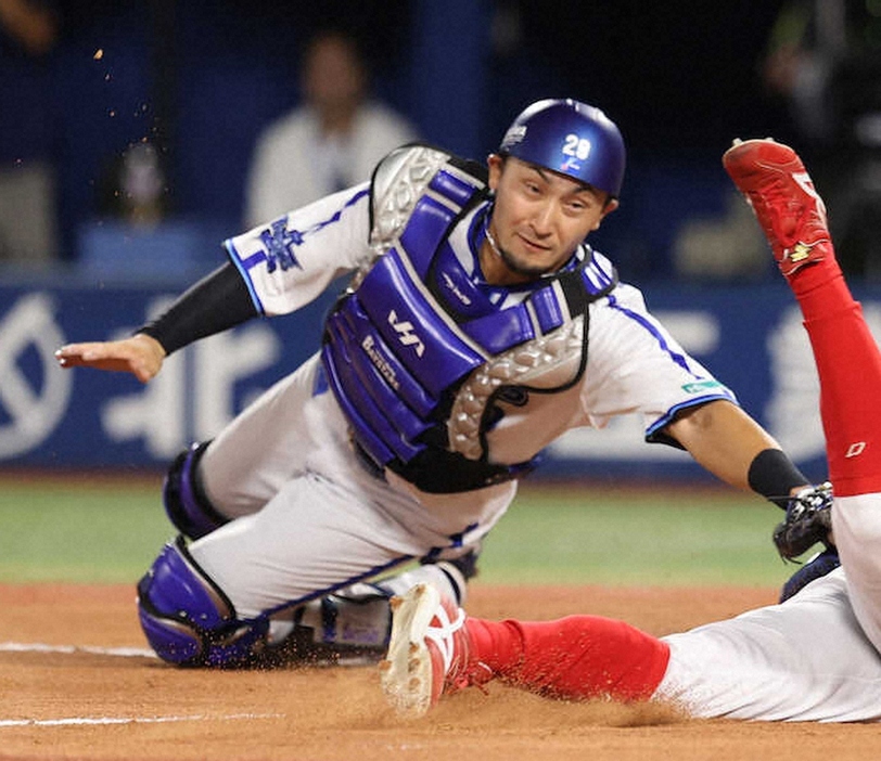 楽天　海外FA権行使のDeNA・伊藤光獲得を正式発表　今オフのFA移籍1号（スポニチアネックス）-Yahoo!ニュース news.yahoo.co.jp/articles/e91d7…

楽天が18日、海外FA権を行使したDeNAの伊藤光捕手（36）と選手契約に合意したと発表。今オフのFA移籍1号となった。