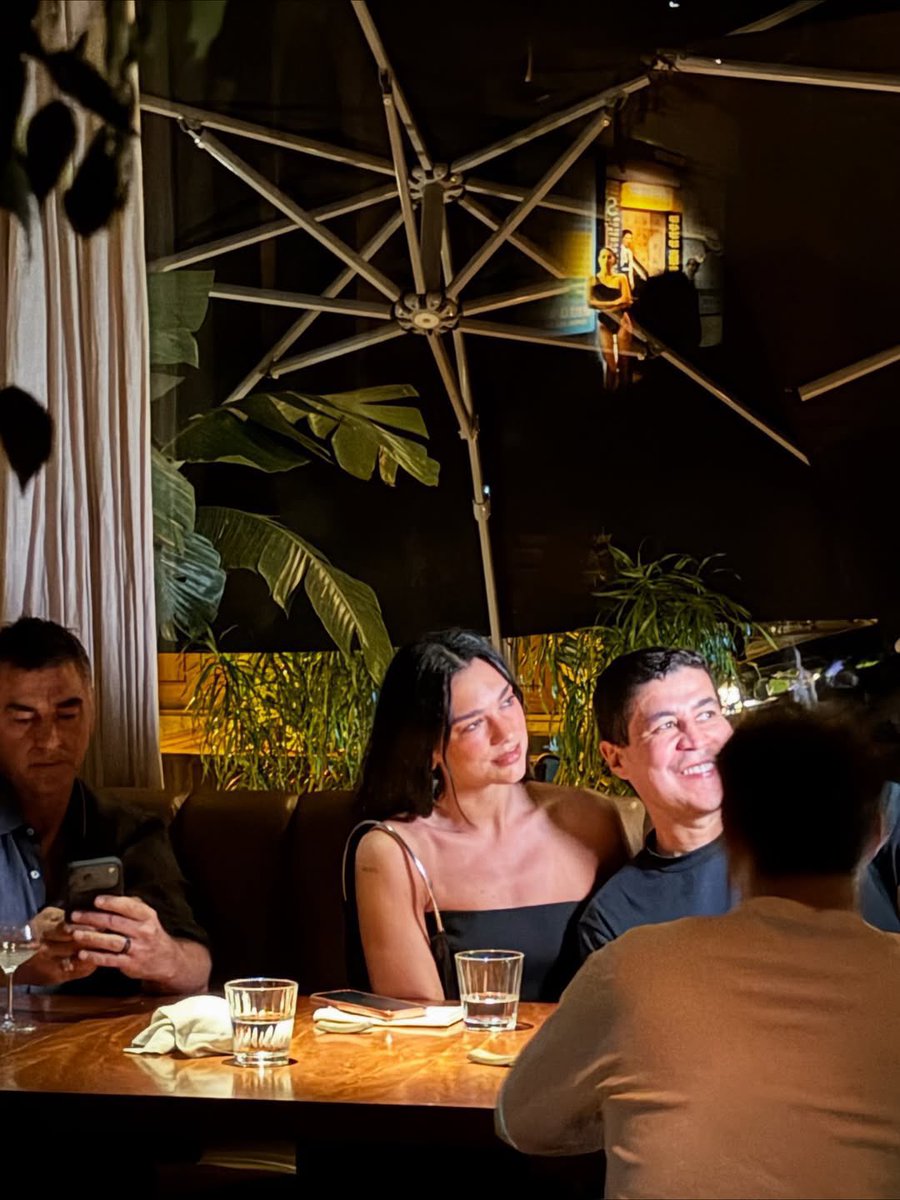 dlipahungary's tweet image. 📸 | @DUALIPA at a restaurant in Brazil earlier tonight! (via @dualipacentral_)