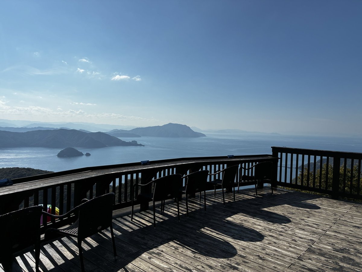 少し前ですが、福井県の三方五湖レインボーラインに登ってきました🌈
よく晴れていて暖かく、様々なバラが見頃の時期だったので、平日でもとても賑わっていました。
#福井
#三方五湖
#展望台