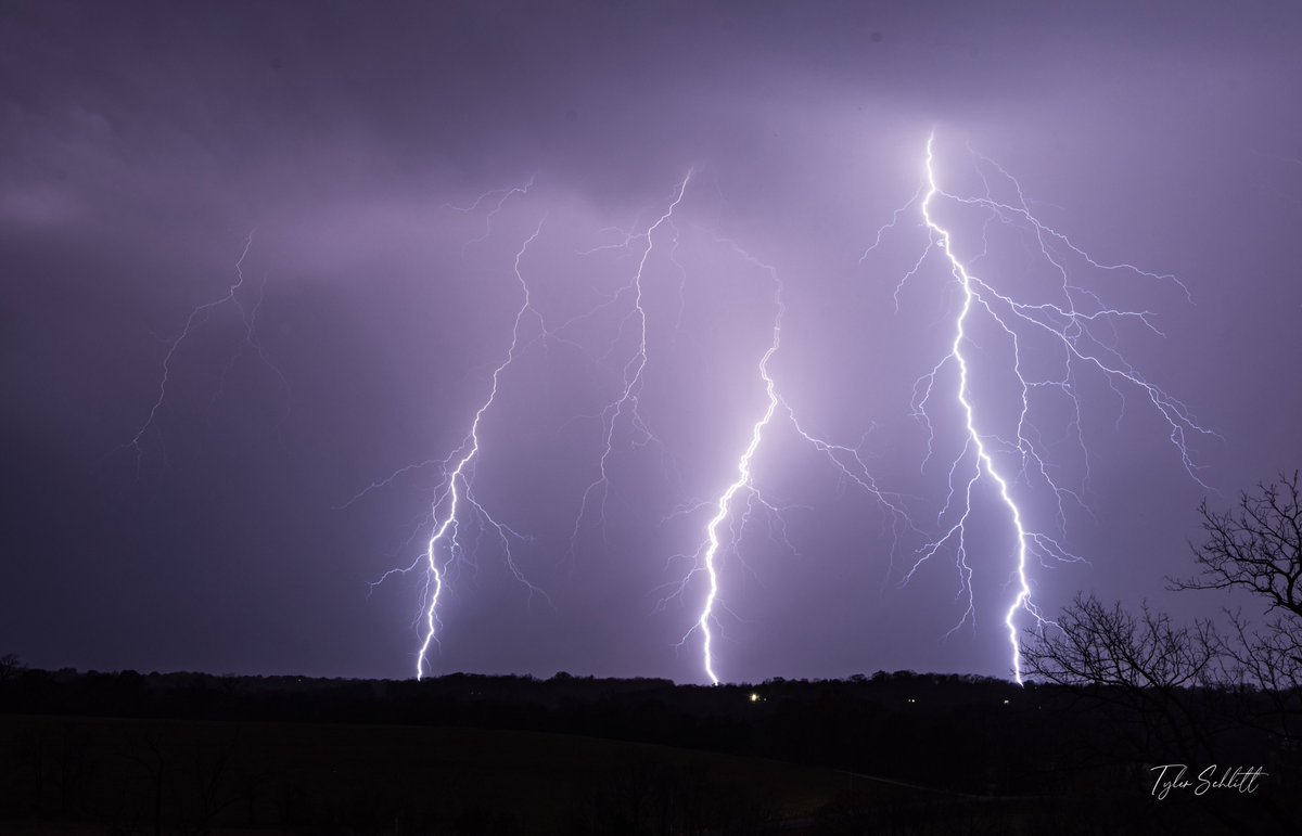 Stormchaser_TS's tweet image. Holy cow!!! This is just one photo of many I got tonight of this insane CG show tonight from Washington, Missouri. Can’t wait to go through the rest!! 

#mowx