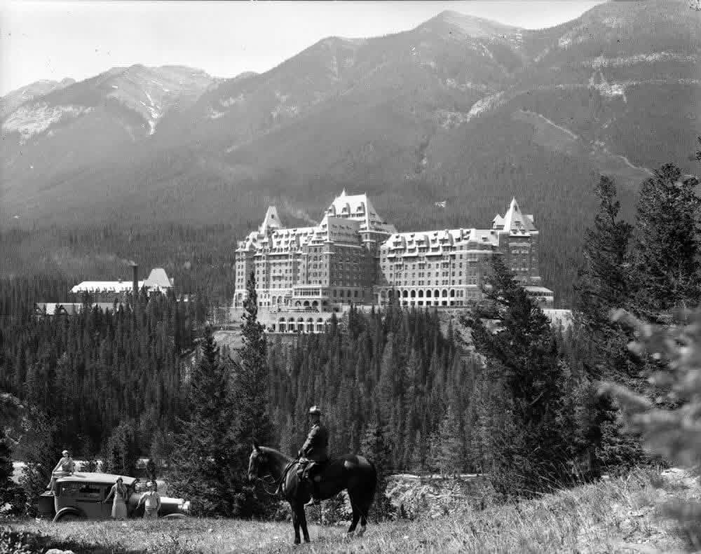 IanDSeggie's tweet image. Banff, Alberta in the 1920s

#Banff #Alberta #Canada