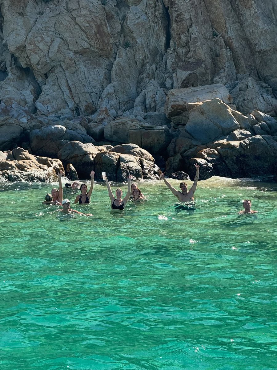 5SOSUpdES's tweet image. ◜📢◞ #INFOSOS — #CalumHood y #AshtonIrwin estuvieron de visita en Cabo San Lucas, México, para la fiesta de despedida de soltero de Jordan Greenwald 🇲🇽💒

🔗: instagram.com/p/DRLAidYEjOC/
🔗: instagram.com/stories/jordan…