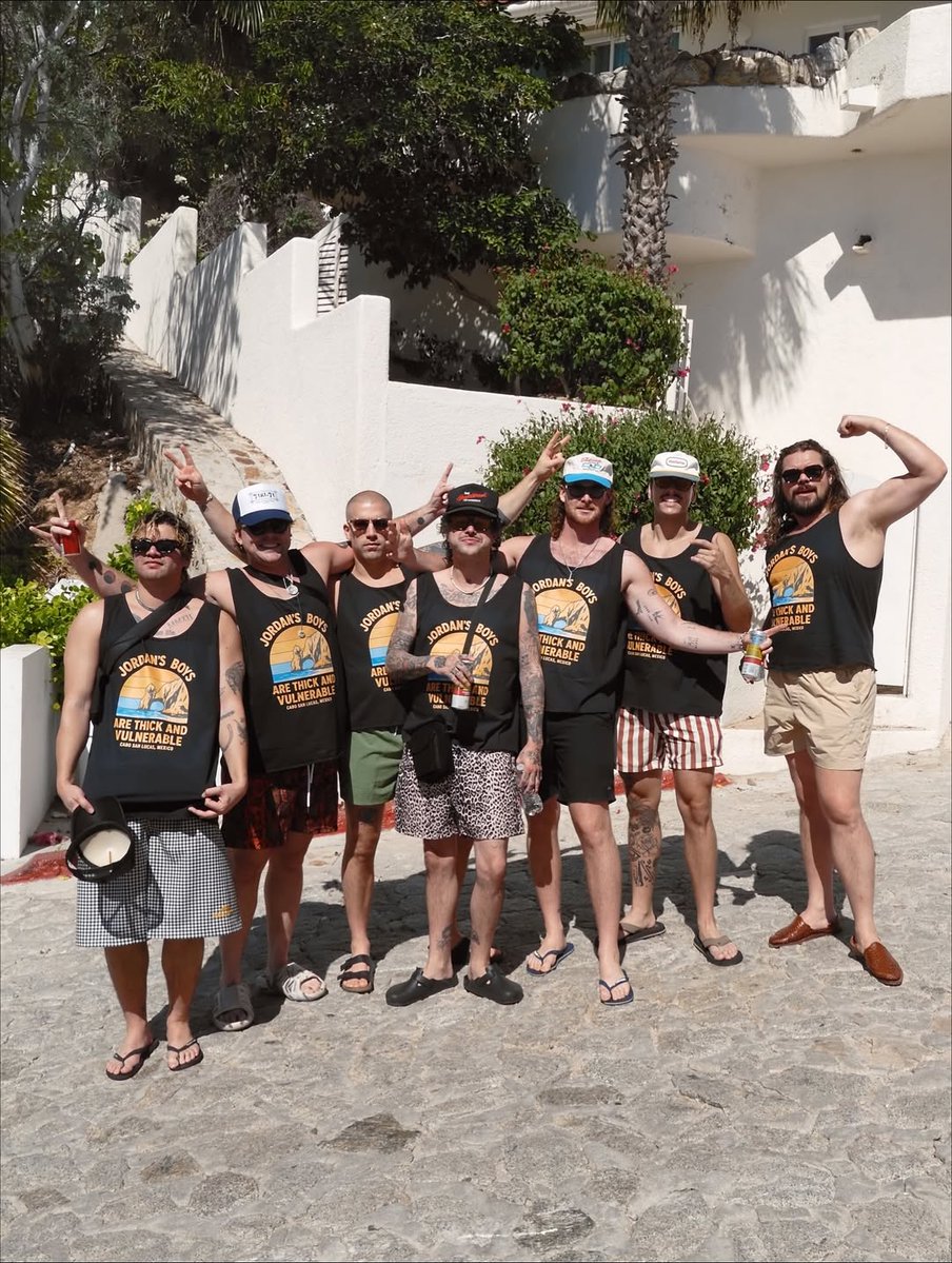 5SOSUpdES's tweet image. ◜📢◞ #INFOSOS — #CalumHood y #AshtonIrwin estuvieron de visita en Cabo San Lucas, México, para la fiesta de despedida de soltero de Jordan Greenwald 🇲🇽💒

🔗: instagram.com/p/DRLAidYEjOC/
🔗: instagram.com/stories/jordan…