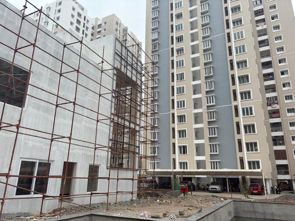 imranhindu's tweet image. TAISHA-II at Virugambakkam in Chennai is a housing complex constructed by TNHB for high income group &amp;amp; occupied by All India Service officers, judges &amp;amp; others. Now, there&apos;s a serious dispute among residents over construction of a badminton &amp;amp; squash court allegedly on OSR land.