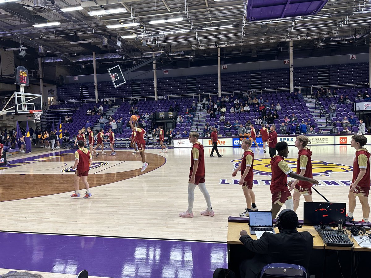 Kohawk Hoops on a Monday night taking on the Western Illinois Leathernecks… go battle guys 🏀