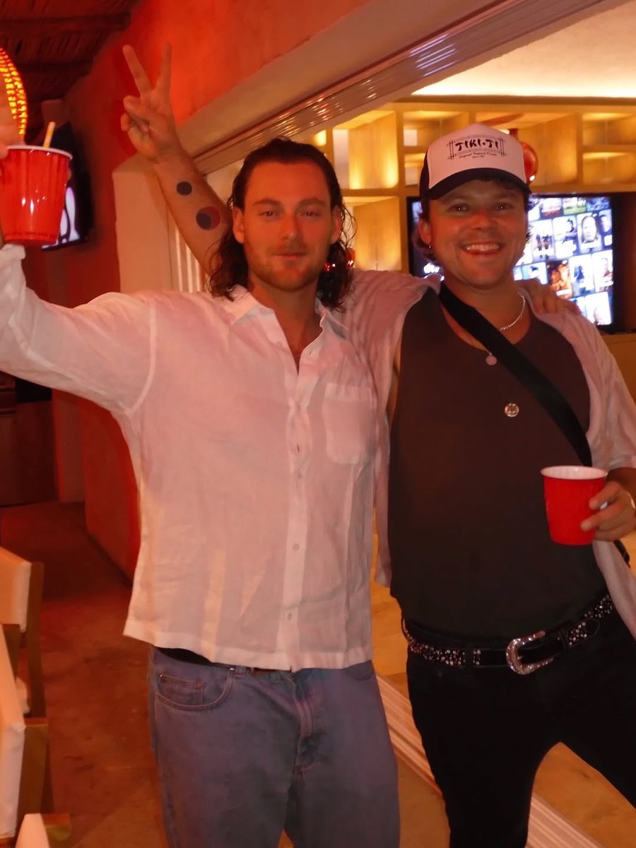 5SOSUpdES's tweet image. ◜📢◞ #INFOSOS — #CalumHood y #AshtonIrwin estuvieron de visita en Cabo San Lucas, México, para la fiesta de despedida de soltero de Jordan Greenwald pt. 2 🇲🇽💒

🔗: instagram.com/p/DRLAidYEjOC/
🔗: instagram.com/stories/jordan…