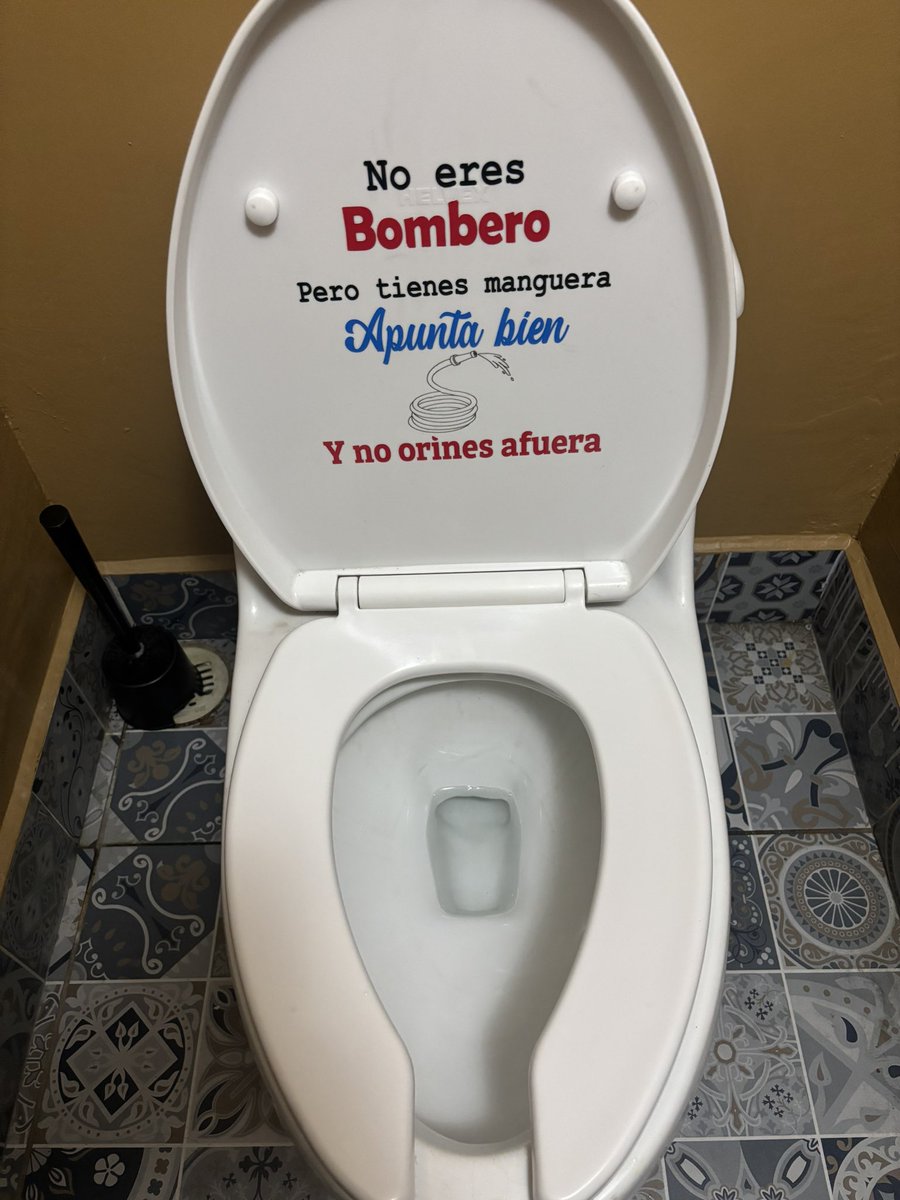 Las cosas que se encuentra uno en el baño  del  restaurante 🙈🤣