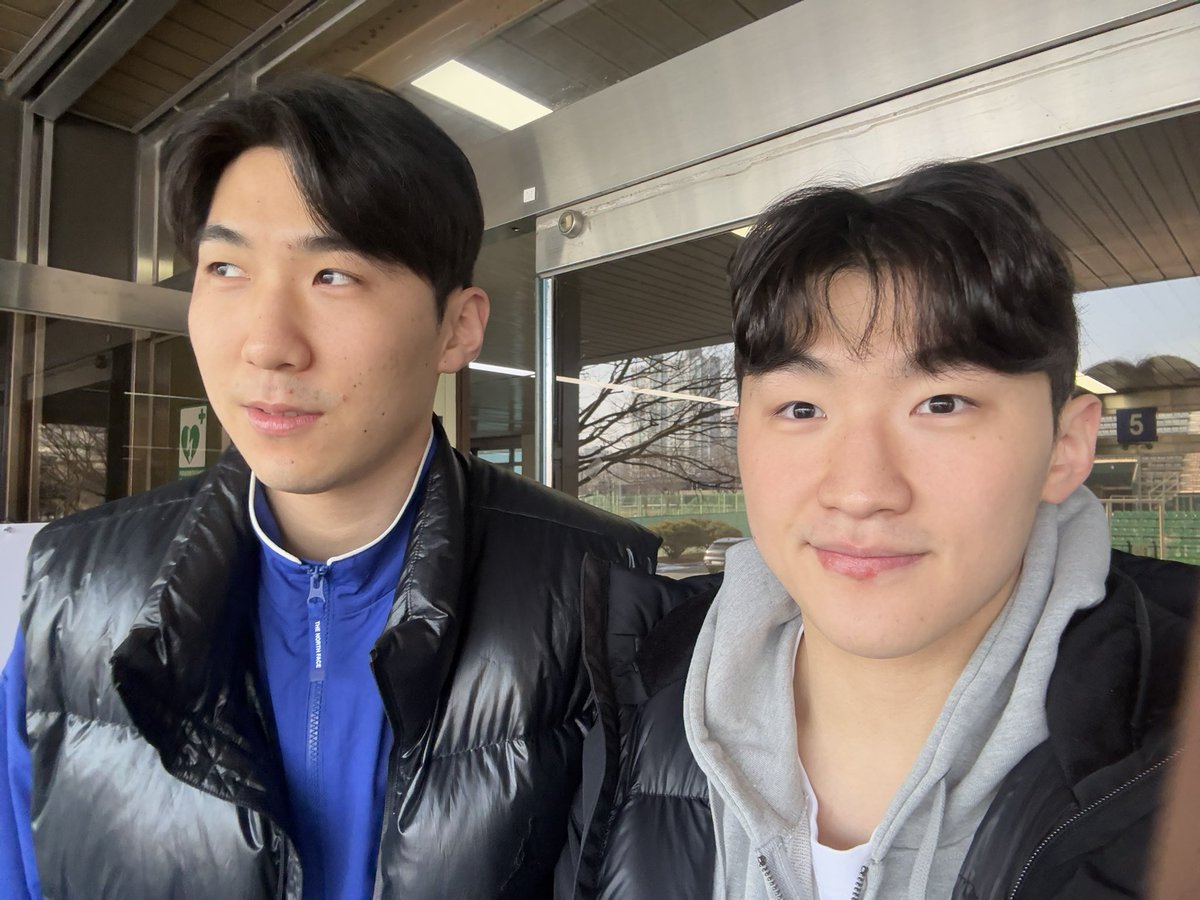 유현이가 찍어준 문형제 셀카인데..
문정현: 아 너랑 찍기 싫어 !!
문유현: 쳐다보든말든 찰칵