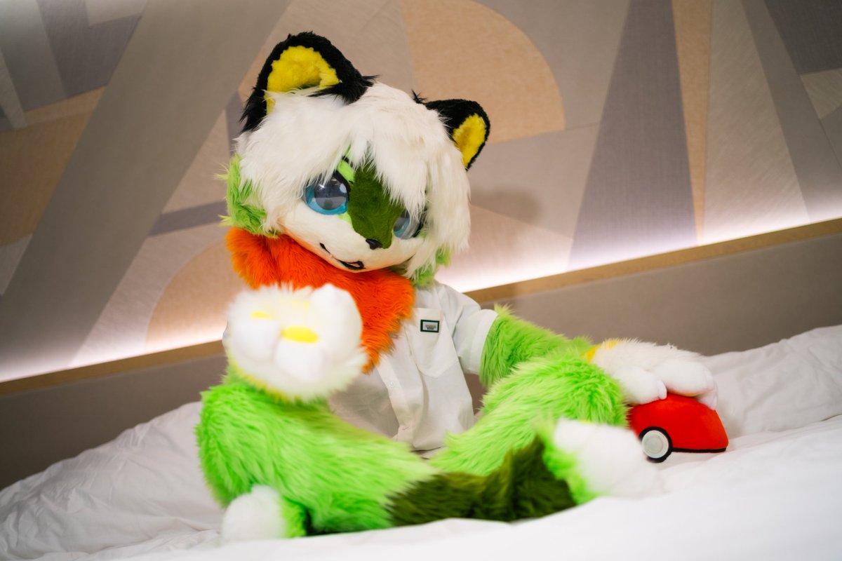 虎草邀请你一起玩精灵球（？）
#FursuitEveryday 

📷： <a href="/Huze_Shadow/">Huze_Shadow</a>