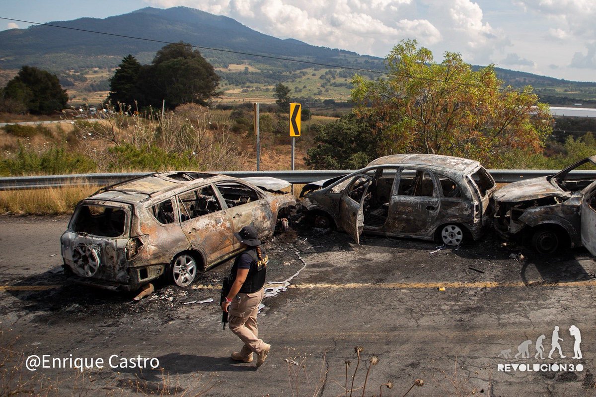 Eco1_LVM's tweet image. 🚨🚨🚨-Michoacán-

Habrían sido unos 16 bloqueos, 2 patitiesos y varios vehículos calcinados el resultado del operativo contra &quot;El Camaleón&quot;

La mayoría de bloqueos se registraron en la Región Bajio y en zona lacustre de Pátzcuaro.