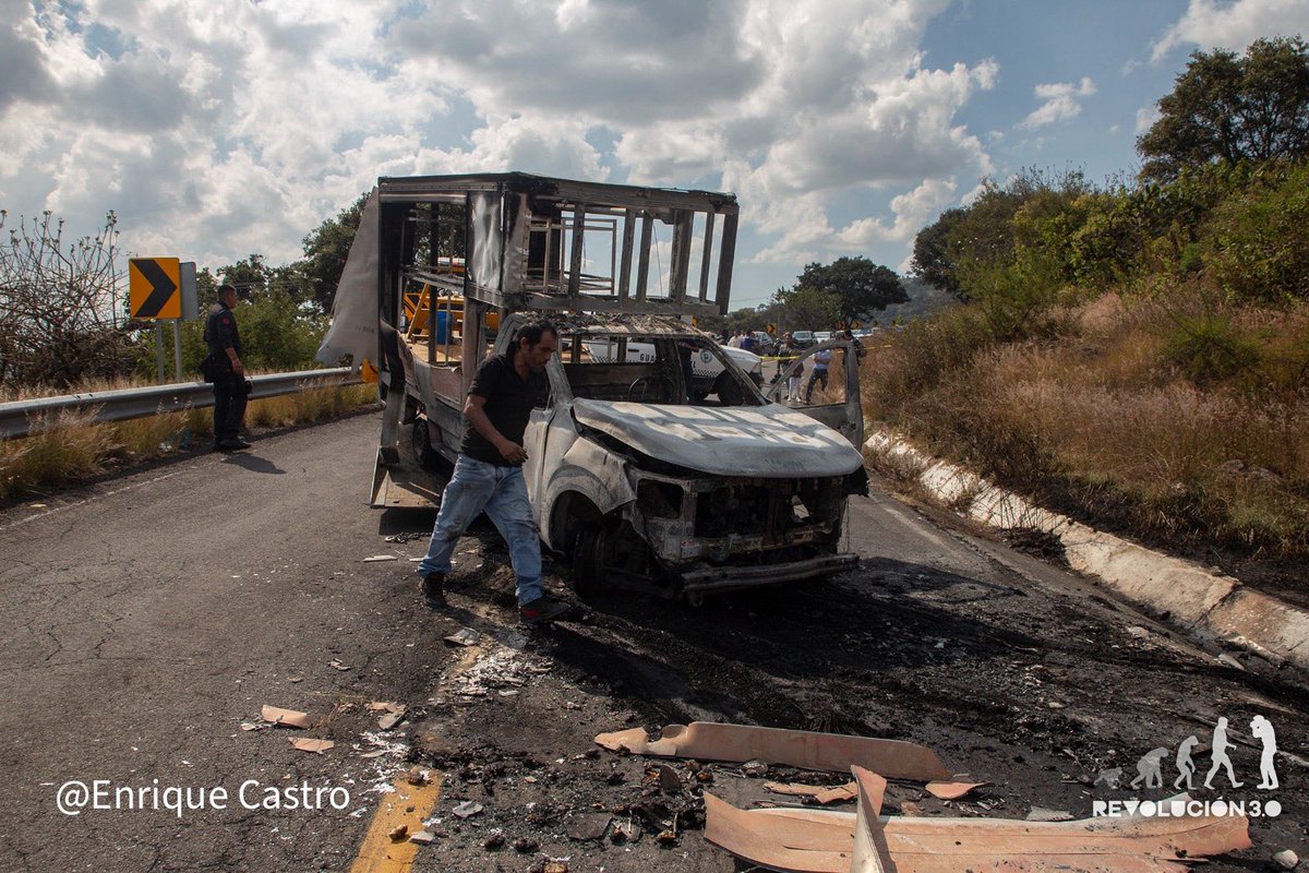 Eco1_LVM's tweet image. 🚨🚨🚨-Michoacán-

Habrían sido unos 16 bloqueos, 2 patitiesos y varios vehículos calcinados el resultado del operativo contra &quot;El Camaleón&quot;

La mayoría de bloqueos se registraron en la Región Bajio y en zona lacustre de Pátzcuaro.