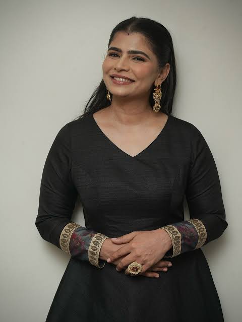 Krishnahinduu's tweet photo. I don't see any difference between Upasana and Chinmayi 

What's your opinion? https://t.co/GQVsTV718H