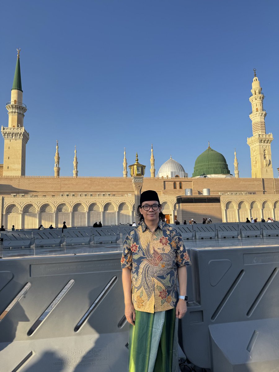 Mempersempit yang luas

Dalam riwayat yang sahih, ada seorang Arab Badui masuk ke Masjid Nabi, selepas shalat, dia berdoa: 

اللَّهمَّ ارحمني ومحمَّدًا ولا ترحمْ معنا أحدًا 

“Ya Allah, rahmatilah aku dan Muhammad saja. Jangan rahmati seorang pun selain kami berdua“

Mendengar