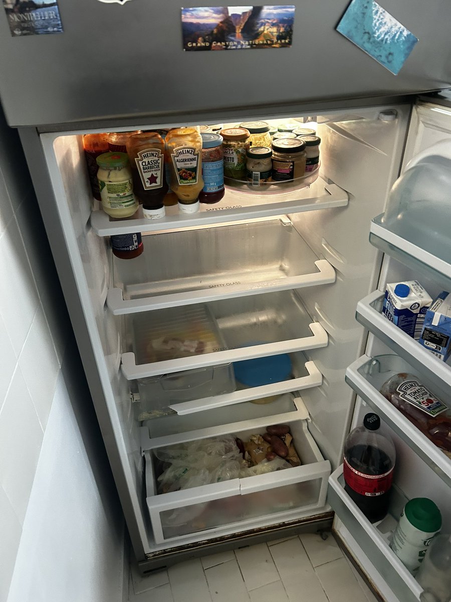 nyctoshadow's tweet image. moi qui ouvre et ferme mon frigo 50x d’affilé en espérant que qqc apparaisse dedans #svp