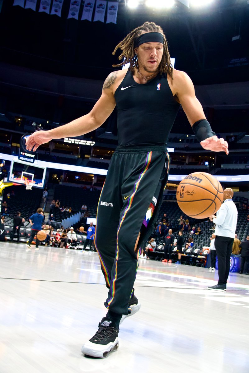 These warmup pants>>>