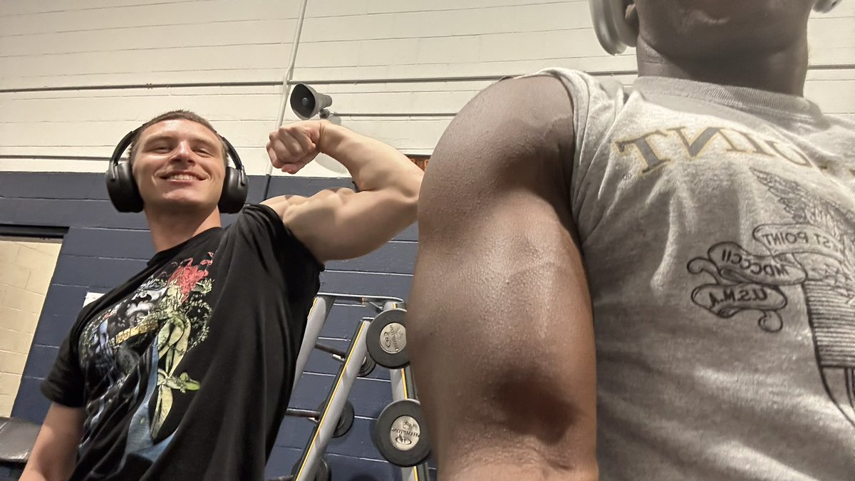 TarnueSeepah's tweet image. White man on my arm, no white man on yours