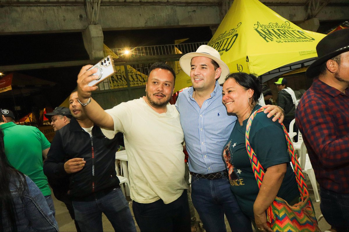 ingwilmerc's tweet photo. Este fin de semana festivo fue verdaderamente productivo y especial, un tiempo para encontrarnos con nuestra gente, celebrar la vida y acompañar a quienes día a día impulsan el progreso de nuestros municipios. 💚

Iniciamos con mucha fe en Santana, acompañando la fiesta de San Isidro, un espacio lleno de gratitud y devoción, donde resaltamos la labor de nuestros campesinos, orgullo y motor del desarrollo en nuestra región.

Continuamos en Motavita, compartiendo en el XV Festival Internacional Norteño, un evento cultural que tuvimos el honor de apoyar y en el que recibimos un reconocimiento especial. Un gusto reencontrarnos con líderes como el concejal Carlos Pamplona y el gestor comunitario William Fonseca, quienes trabajan sin descanso por su comunidad.

Seguimos en Moniquirá, celebrando la vida y el liderazgo de nuestro gran amigo Pachito Daza junto a su familia y la comunidad chitaraqueña, con quienes compartimos momentos de cercanía, amistad y compromiso por el futuro de nuestros municipios.

Y cerramos con broche de oro en Tunja, en #ExpoBoyacá2025, la ventana comercial más grande del departamento, un espacio donde nuestros emprendedores demostraron, una vez más, por qué Boyacá es tierra de talento, creatividad y oportunidades que llegan a mercados nacionales e internacionales.