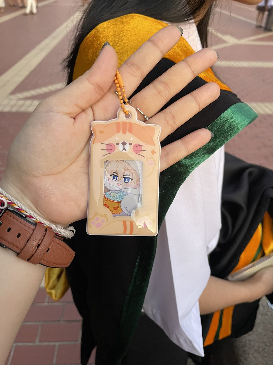 บังเอิญผ่านงานรับปริญญา เห็นมีคนบอกว่าแวะมาแสดงความยินดีได้ เลยแวะสักหน่อย จริงๆ ก็ไม่ได้รู้จักมากหรอกค่ะ บังเอิญผ่านน่ะ บังเอิญ #JanusTRR