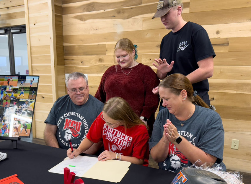 dqsoftball3's tweet image. Officially official! ✍️❤️ @GoKnightsSB @TNELITE2026 @CoachMike_FCS @LadyCommanderSB @NCSACoachDaily