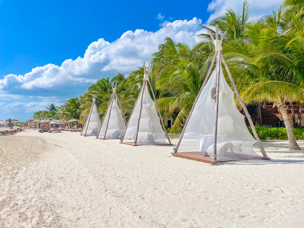 Curious about 2026 #honeymoon trends? We asked an expert what's in store! hillcitybride.com/2025/11/4-uniq… #travel #traveling