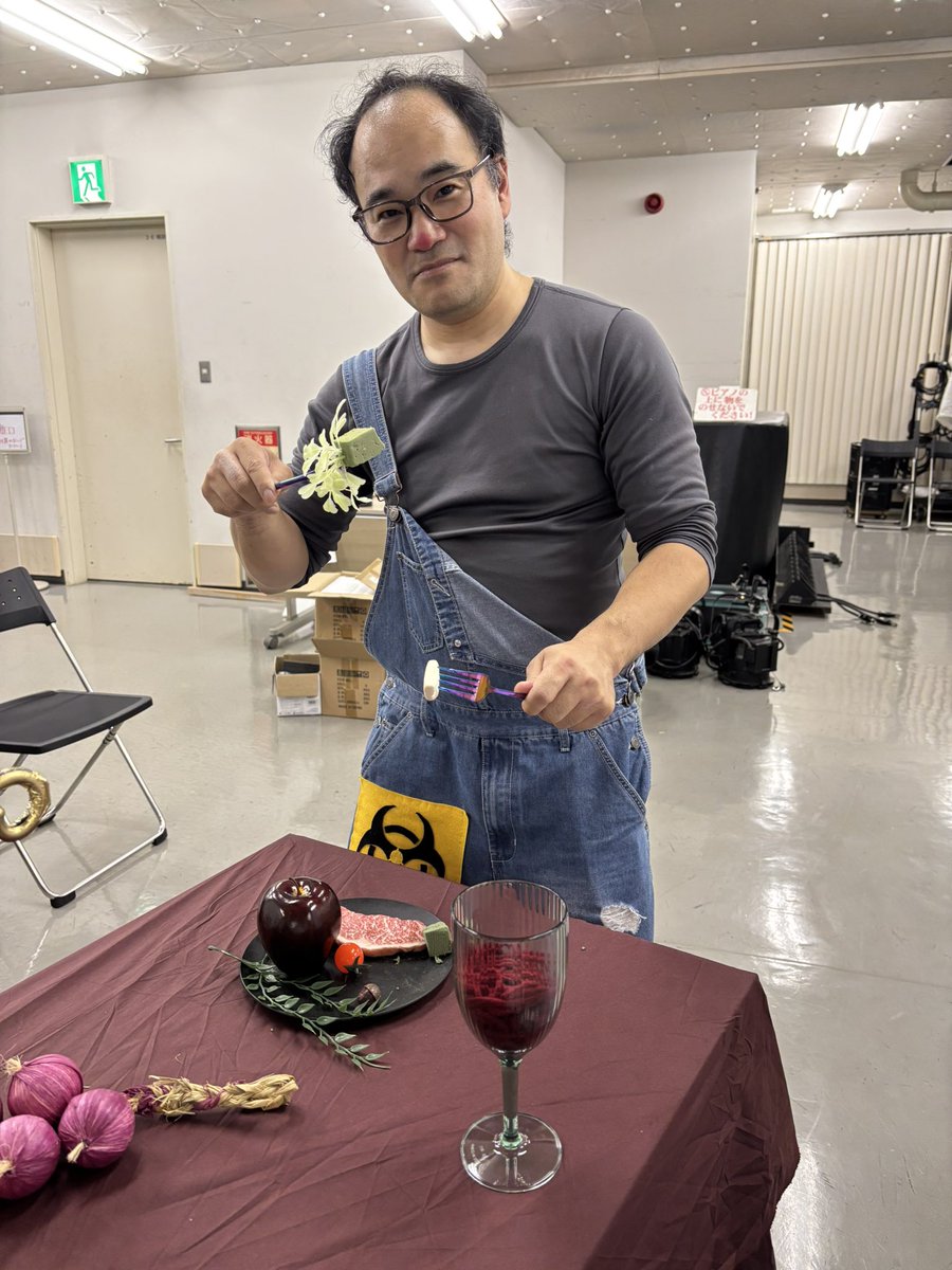 RnKHJz9jscnGDqU's tweet photo. #Niらいぶ #Niらいぶ_宮城
と同じ日、私もお芝居本番でした。
開演第一声は私💦
宮城に届けとばかりに声を張り、つかみはOK👍🏻
Number_i と同じく、お客様も演者も楽しめた幸せなステージとなりました🥹💖
ウチの劇団のBOSS
偶然にも衣装が…笑笑
#惑星と薄明
#FOXWORKS https://t.co/Zm1Oag3RNa
