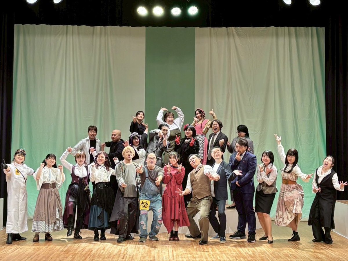 RnKHJz9jscnGDqU's tweet photo. #Niらいぶ #Niらいぶ_宮城
と同じ日、私もお芝居本番でした。
開演第一声は私💦
宮城に届けとばかりに声を張り、つかみはOK👍🏻
Number_i と同じく、お客様も演者も楽しめた幸せなステージとなりました🥹💖
ウチの劇団のBOSS
偶然にも衣装が…笑笑
#惑星と薄明
#FOXWORKS https://t.co/Zm1Oag3RNa