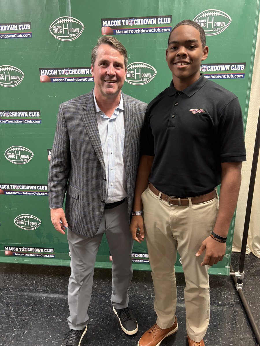 Greatful for the opportunity to listen to and meet <a href="/CoachWMuschamp/">Will Muschamp</a> at the <a href="/MaconTDClub/">Macon Touchdown Club</a> event tonight!
<a href="/RecruitGeorgia/">Recruit Georgia</a> <a href="/n_parrott478/">Nicholas Parrott</a>