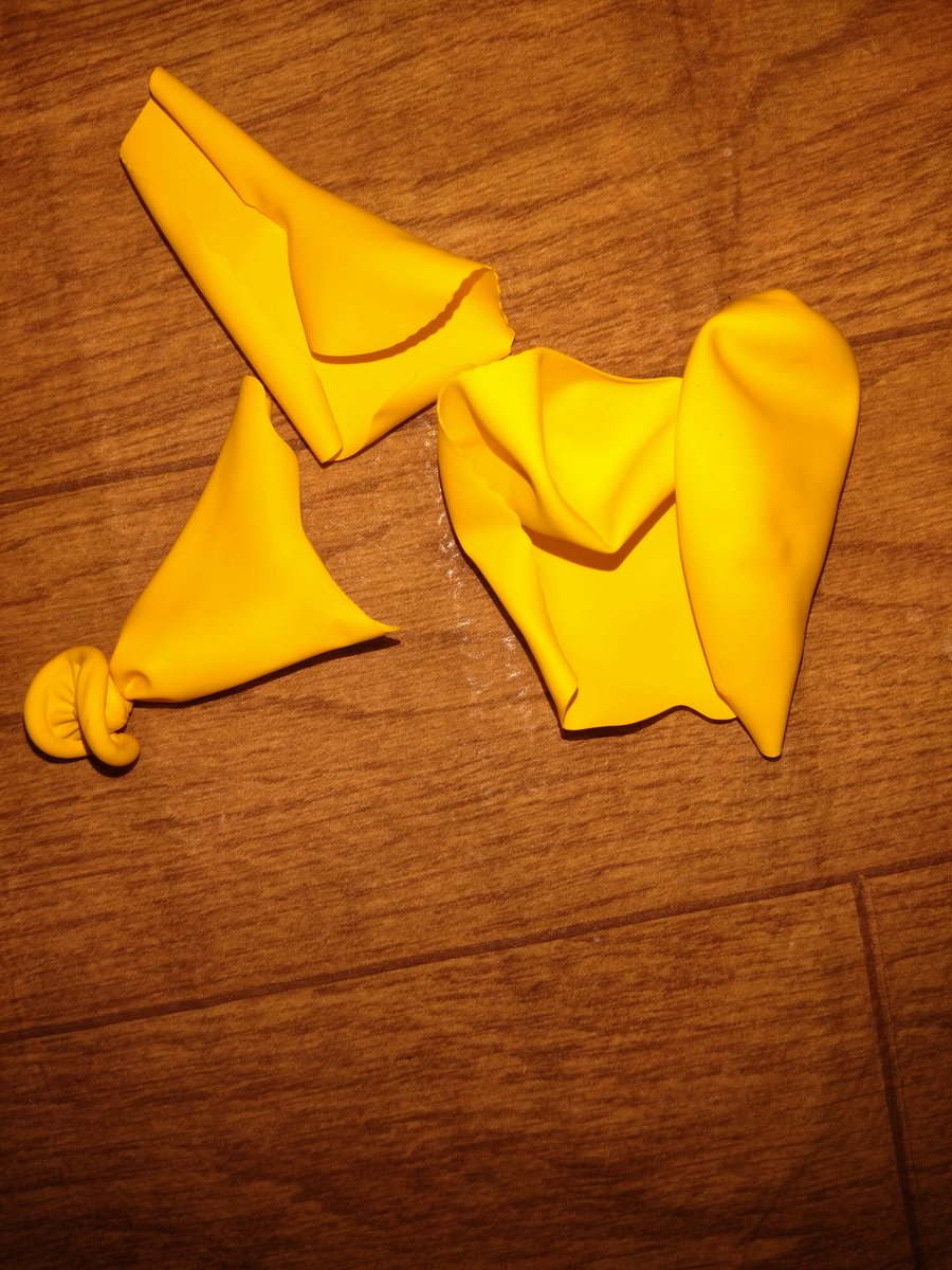 LoveBalloon3's tweet photo. 膨らまして置いてたハート型の風船、気がついたら破裂してた…

ハート型ってほぼ破裂してしまうんだけどなぜ？

膨らます前に伸ばしてるんだけど💦 https://t.co/V3f0fNnO6y