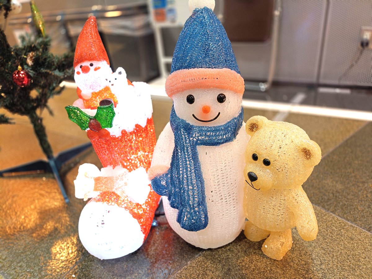 owu_news's tweet image. 今年も多摩キャンパスに圧巻の約5メートル級クリスマスツリー🎄を設置！🎅さらに、各校舎には学友会が心を込めて飾り付けたアットホームなツリーも登場！🥳キャンパス内が一気にクリスマスムードになりました✨#大妻女子大学 #大妻 ＃owu #クリスマスツリー #多摩キャンパス #学友会 #キャンパスライフ