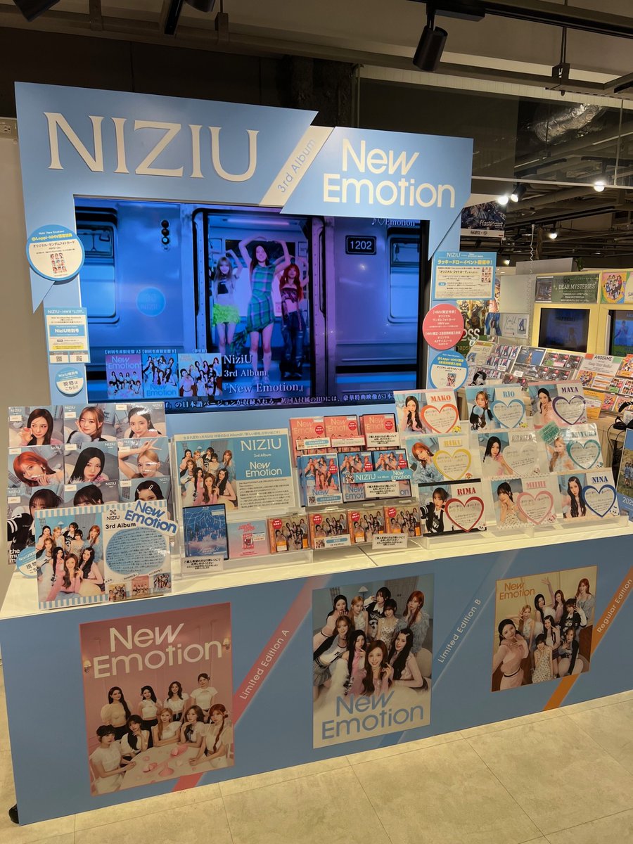 【#NiziU】

3rd Album
『New Emotion』
本日入荷しました📢

表題曲は、SNSを活用した恋の作戦を描いたデジタル時代のラヴソング💓

🎁先着特典
フォトカード
A5サイズノート(⚠️3形態同時購入特典付き)

#ニジュー #니쥬 #WithU
#NiziU_NewEmotion #NiziU_ෆEmotion
#にゅーえも #らぶえも