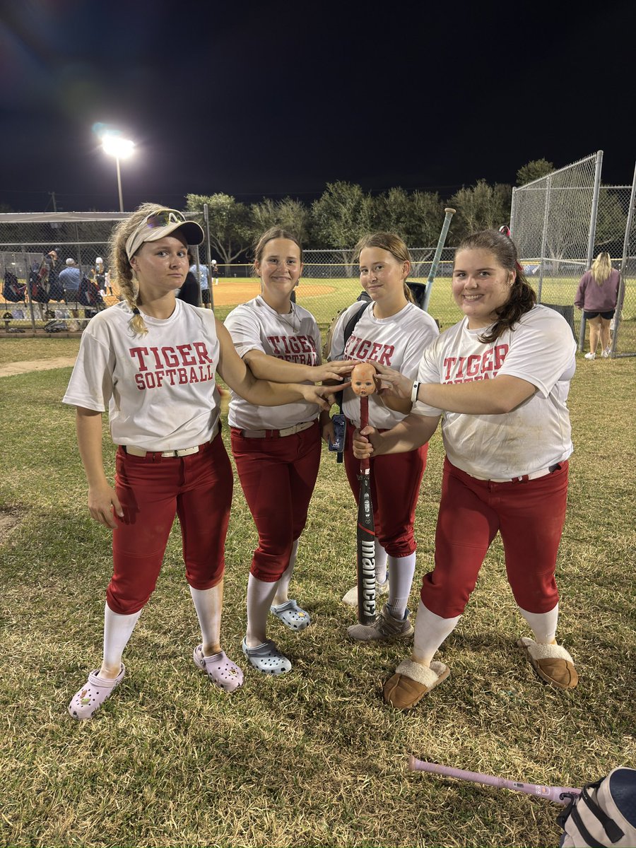 Last fall ball game for these 4 seniors 🥹 An undefeated fall season for the Tigers!