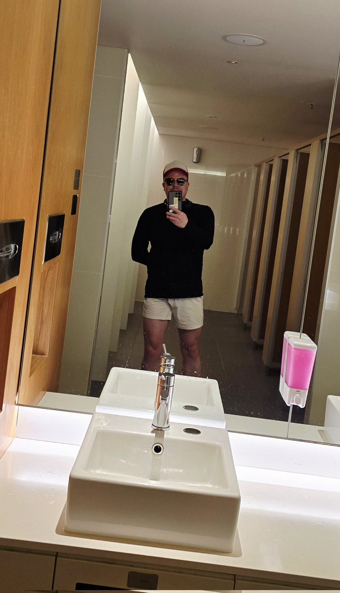 andrewwhitby's tweet image. Pre 35 minute flight #selfie okay bye.

#gaymer #avgeek.