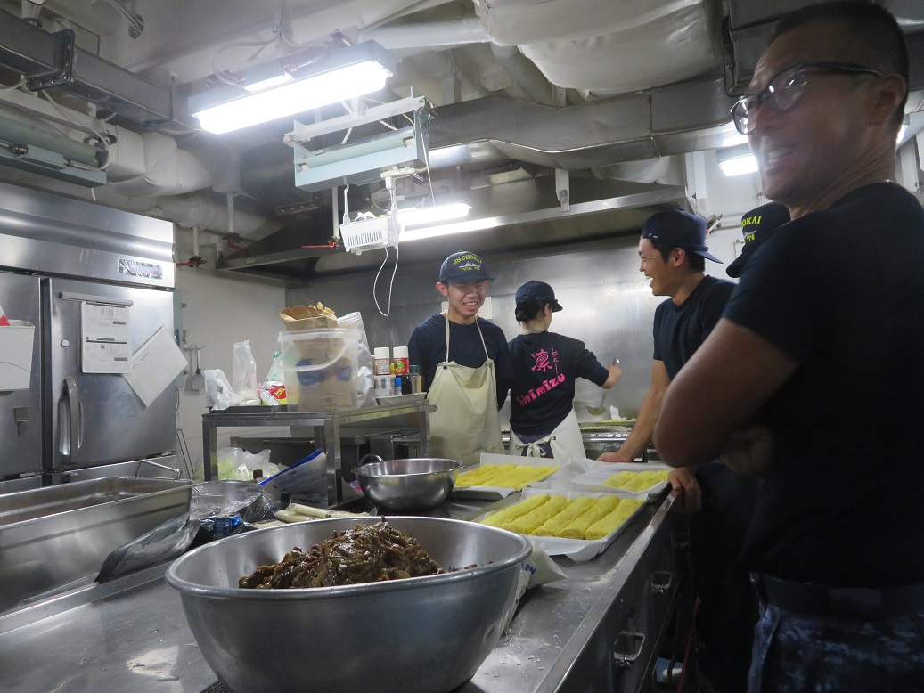 給養員は少ない人数ながらも、乗員のため、笑顔と愛情を込めて日々頑張っています。

#ちょうかい　#海上自衛隊　#護衛艦隊
#第4護衛隊群　#第8護衛隊
#呉　#佐世保　#海

↓詳しくはこちら↓
mod.go.jp/msdf/4el/photo…