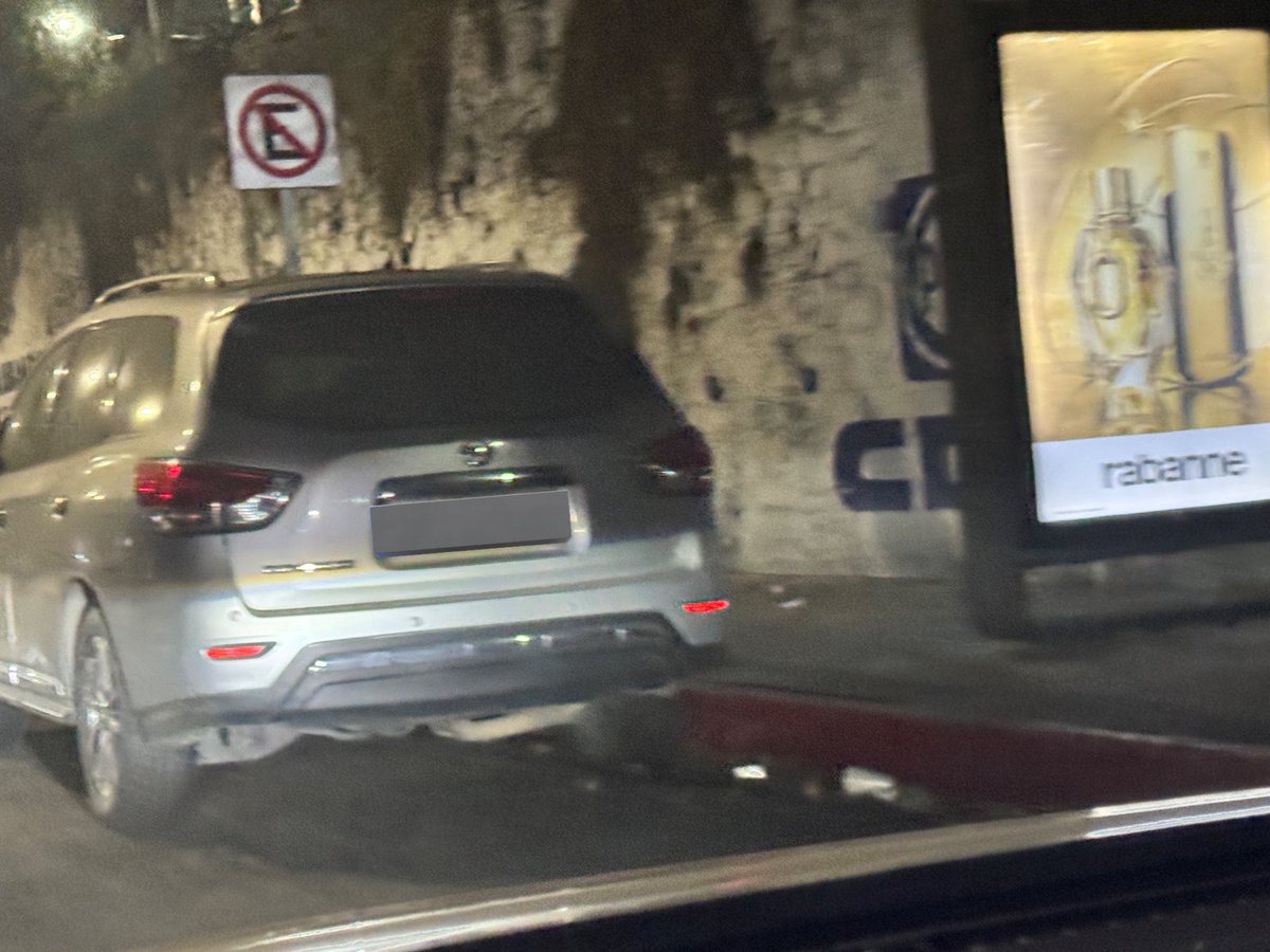 propilonis's tweet image. Esta camioneta lleva semanas abandonada  en una vuelta en U, bajo una señal de No Estacione y sobre Banqueta Roja y no la quitan, solo estorba y genera tráfico

Donde se pone la denuncia para q hagan caso?

📍Palo Solo con Palma Criolla 

@HuixquiGob @RominaCDV @EnriqueVargasdV