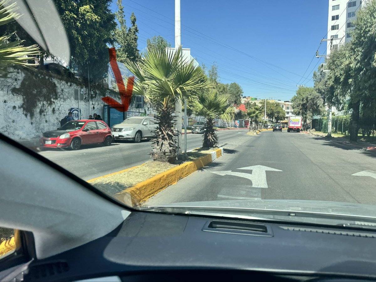 propilonis's tweet image. Esta camioneta lleva semanas abandonada  en una vuelta en U, bajo una señal de No Estacione y sobre Banqueta Roja y no la quitan, solo estorba y genera tráfico

Donde se pone la denuncia para q hagan caso?

📍Palo Solo con Palma Criolla 

@HuixquiGob @RominaCDV @EnriqueVargasdV