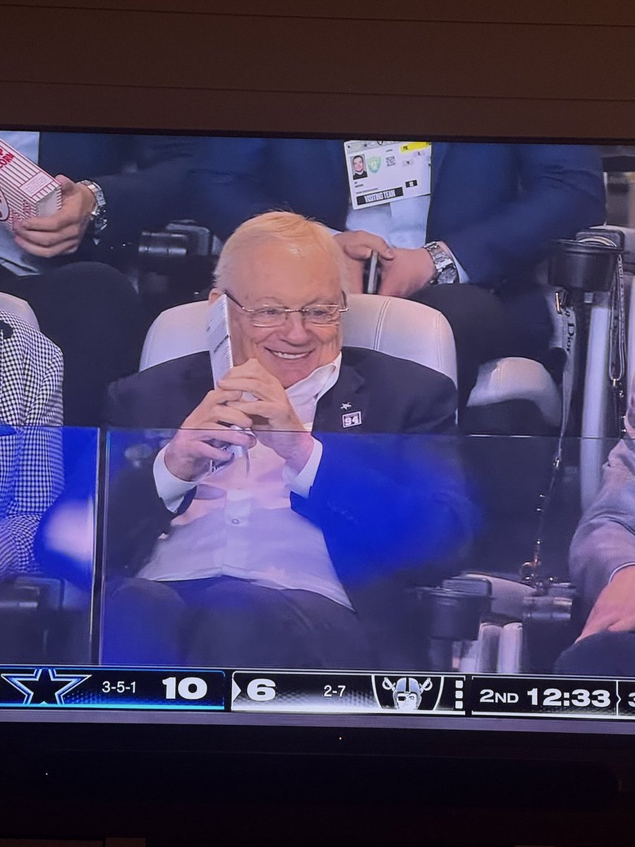 dudebroguy22's tweet photo. Jerry Jones like when big Quinnen Williams sack quarterback :) https://t.co/xdRAqSQOA9