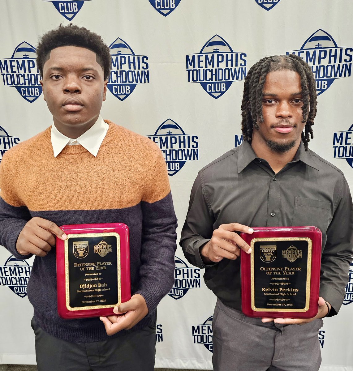 AZOLibertyBowl's tweet image. Congrats to @SouthwindJags QB Kelvin Perkins (Offense) &amp;amp; @GermantownFB DL Djidjou Bah (Defense) who were named the @AutoZone Liberty Bowl Prep Players of the Year at tonight’s @TDClubMemphis meeting!

Both have been selected to play in our HS All-Star Game on December 13.