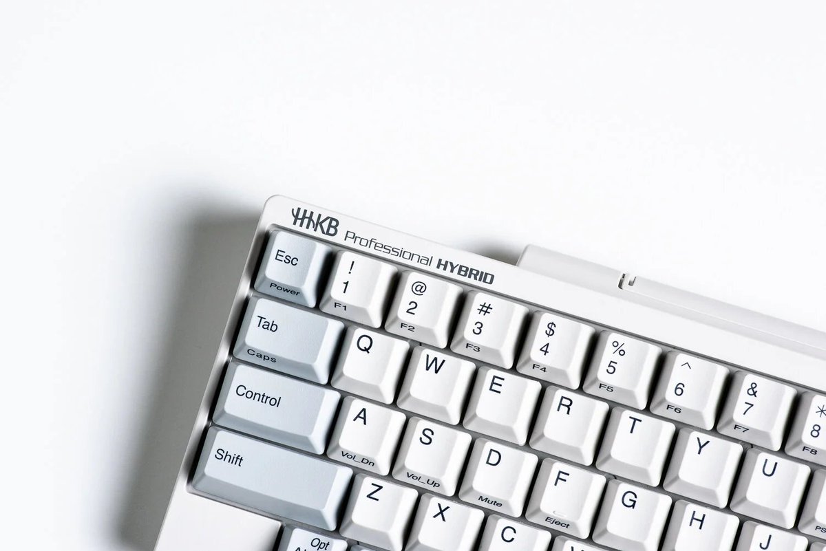 hi_caicai's tweet image. 想买一个机械键盘，想到很多年前我们有好几个研发用了 HHKB，那个声音优雅的呀！结果问了一圈发现大家都不用这个品牌了，都开始做客制化了.. 有点追不上大家的步伐，各位推友有什么推荐的吗？