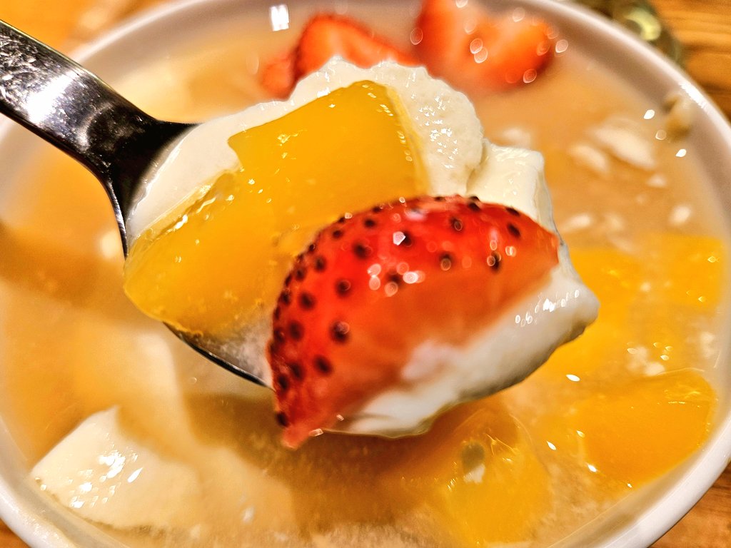 朝から天神に来たら、春水堂で、台湾モーニング🌄🍴
魯肉飯、フルーツ豆花、愛玉ジャスミンミルクティー🧋
視覚味覚聴覚ともに、台湾の雰囲気に浸れるのが好き🇹🇼✈️
今日も1日頑張れそう💪
#春水堂 #台湾モーニング #天神地下街