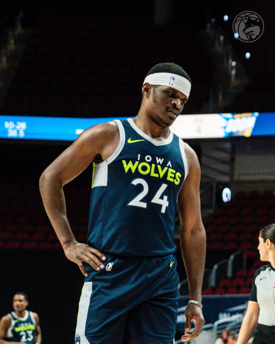 iawolves's tweet image. 16 pts and 17 reb for Zay so far… 👀