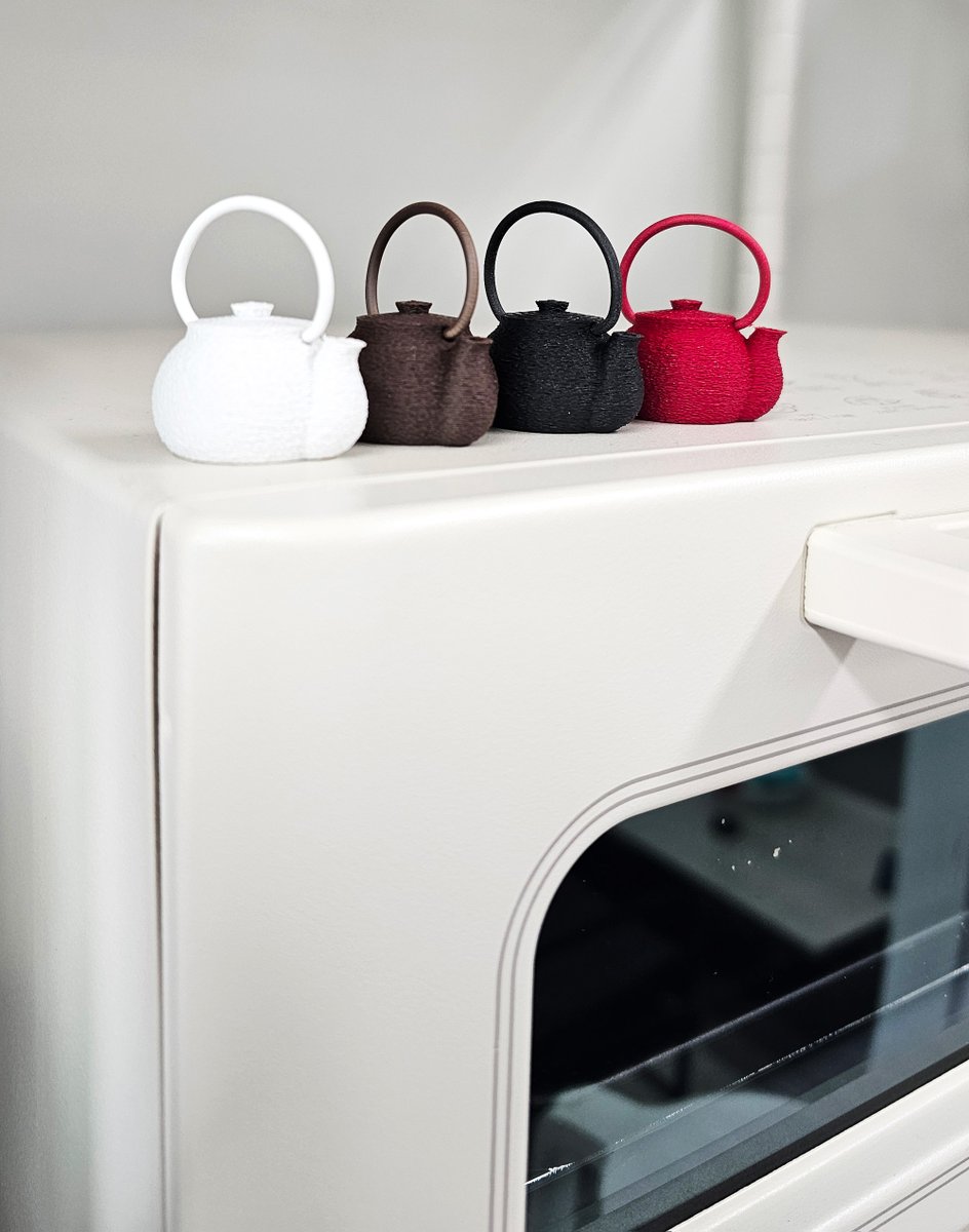 벽난로는 문도 열렸다 닫을 수 있고, 침대 사이드 테이블이나  캠핑 테이블에 놓고 쓰면 아름다워요
화로는 티라이트 캔들 홀더로 쓰기 딱입니다. 캔들 마지막까지 완전 깨끗하게 쓸 수 있고 부엌, 식탁, 화장실 어디든지 분위기 있게 쓸 수 있어요.
주전자는 아래 자석이 있어서 여기저기 붙여서