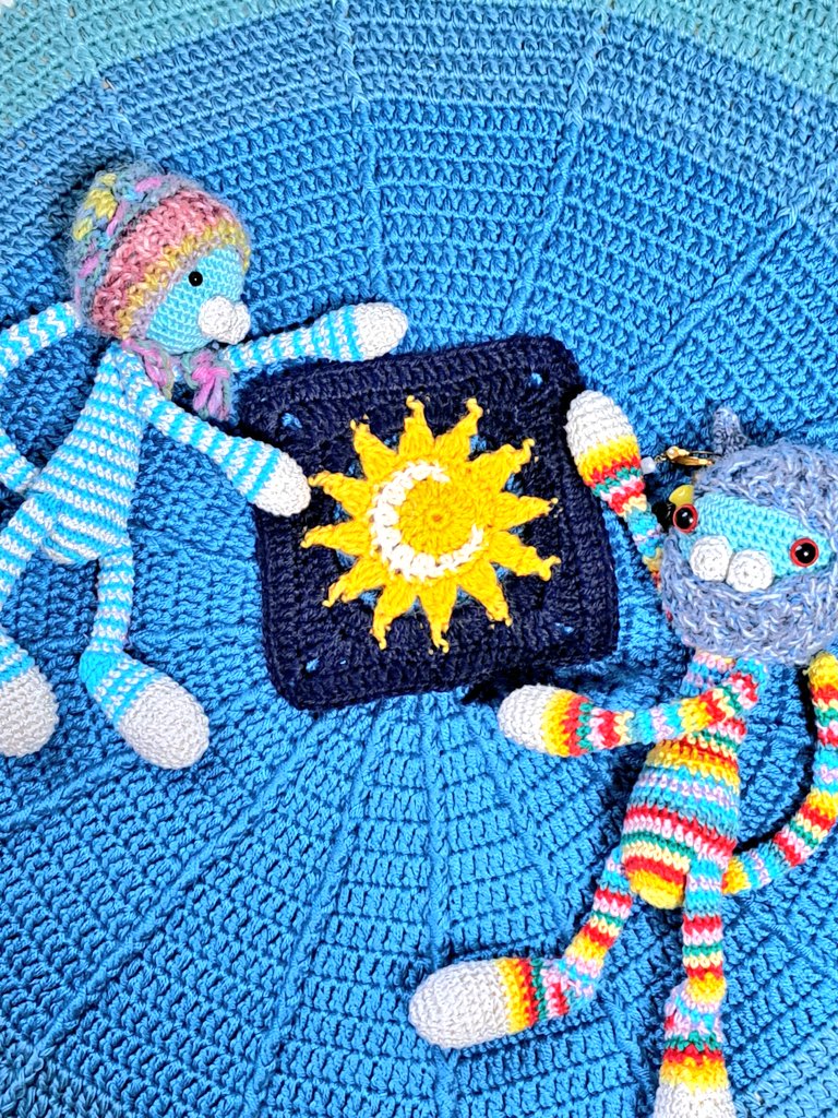 netarou_amuamu's tweet image. #Ravelry
#GrannySquareMe さんより
月🌛と太陽🌞のモチーフ(◍ ´꒳` ◍)
森の風景なマルチカバーにしたくて
水辺▶大地▶空 って雰囲気のモチーフを編んで繋ぐ予定( *´艸`)ꔛ♥