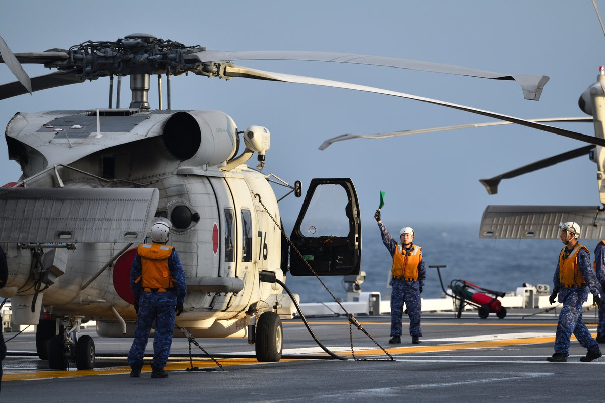 JMSDF_4EL_HQ's tweet image. 「かが」乗員の働く姿です。
各科員それぞれの持ち場を守っています。

#かが　#海上自衛隊　#護衛艦隊
#第4護衛隊群　#第4護衛隊
#呉　#佐世保　#海

↓詳しくはこちら↓
mod.go.jp/msdf/4el/photo…