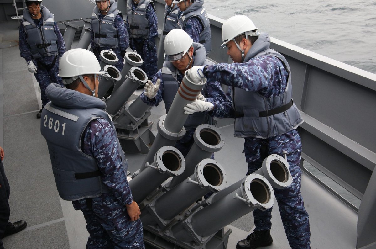 JMSDF_4EL_HQ's tweet image. 「かが」乗員の働く姿です。
各科員それぞれの持ち場を守っています。

#かが　#海上自衛隊　#護衛艦隊
#第4護衛隊群　#第4護衛隊
#呉　#佐世保　#海

↓詳しくはこちら↓
mod.go.jp/msdf/4el/photo…