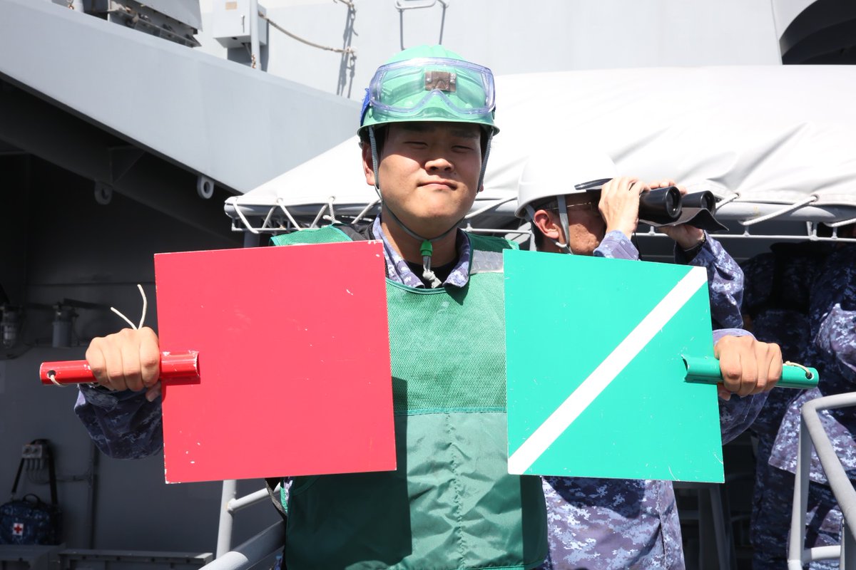 JMSDF_4EL_HQ's tweet image. 「かが」乗員の働く姿です。
各科員それぞれの持ち場を守っています。

#かが　#海上自衛隊　#護衛艦隊
#第4護衛隊群　#第4護衛隊
#呉　#佐世保　#海

↓詳しくはこちら↓
mod.go.jp/msdf/4el/photo…