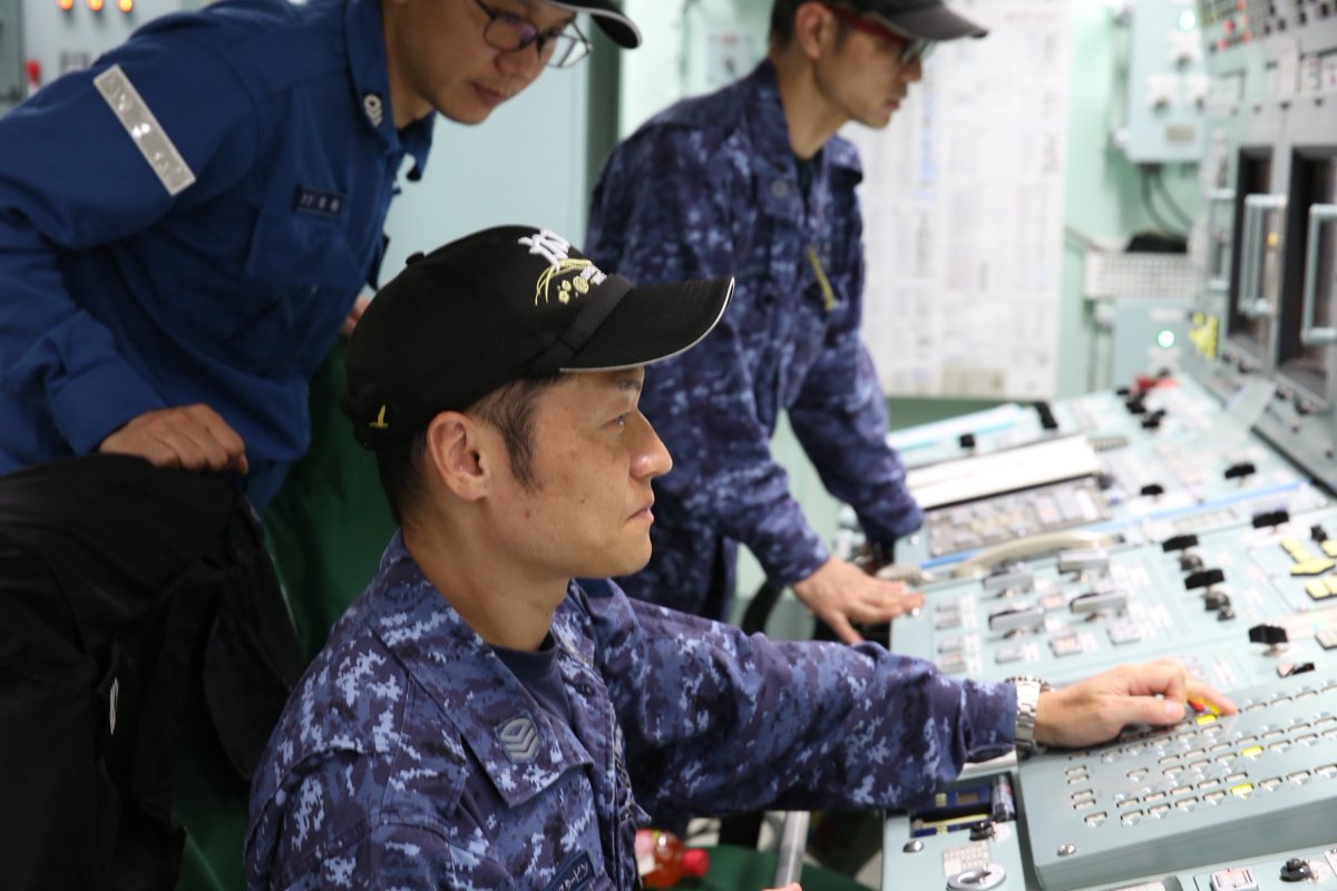 JMSDF_4EL_HQ's tweet image. 「かが」乗員の働く姿です。
各科員それぞれの持ち場を守っています。

#かが　#海上自衛隊　#護衛艦隊
#第4護衛隊群　#第4護衛隊
#呉　#佐世保　#海

↓詳しくはこちら↓
mod.go.jp/msdf/4el/photo…