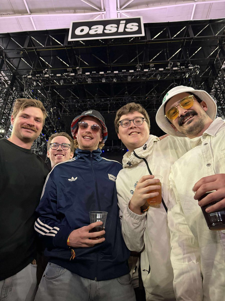 sammenhennet's tweet photo. Thank you @liamgallagher for my making my Oasis Rock N Roll dreams come true in Melbourne. @oasis @NoelGallagher https://t.co/trExpRdYZC