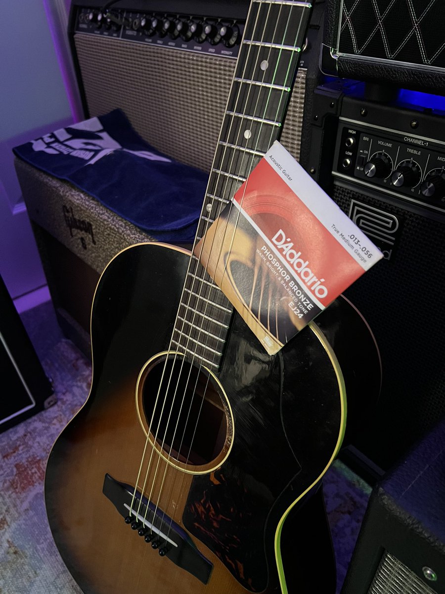 TomoJustFunky's tweet photo. New strings @DaddarioandCo ❤️🙏❤️
So good! Great tone, great feel! My 1963 @gibsonguitar LG-1 is so happy today!
#tomofujita #guitar #daddario #daddariostrings #gibson #lg1 #gibsonlg1 #gibsonacoustic #lg2 https://t.co/b6gDT7uJXn