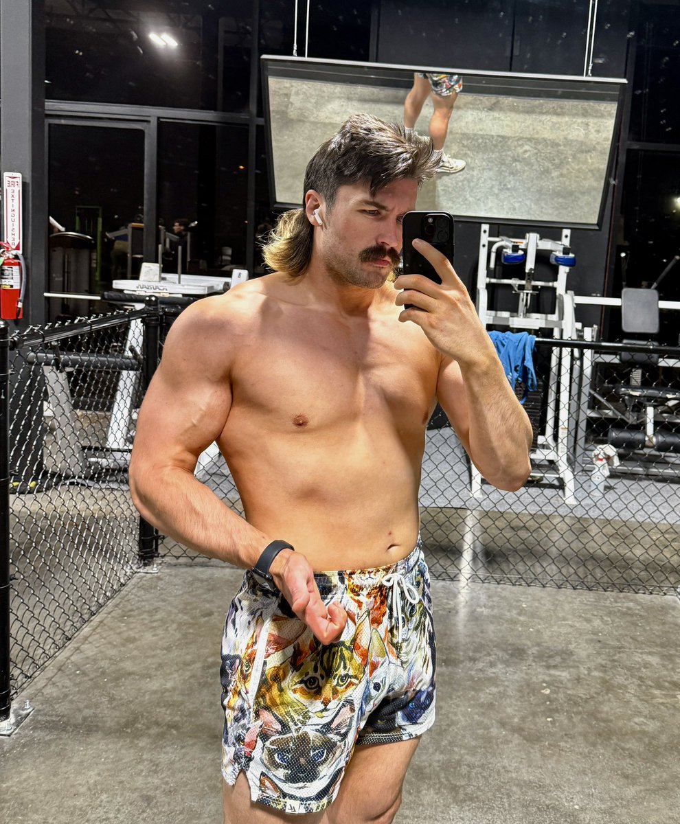 stevenbradleypw's tweet image. The kitten shorts make me stronger