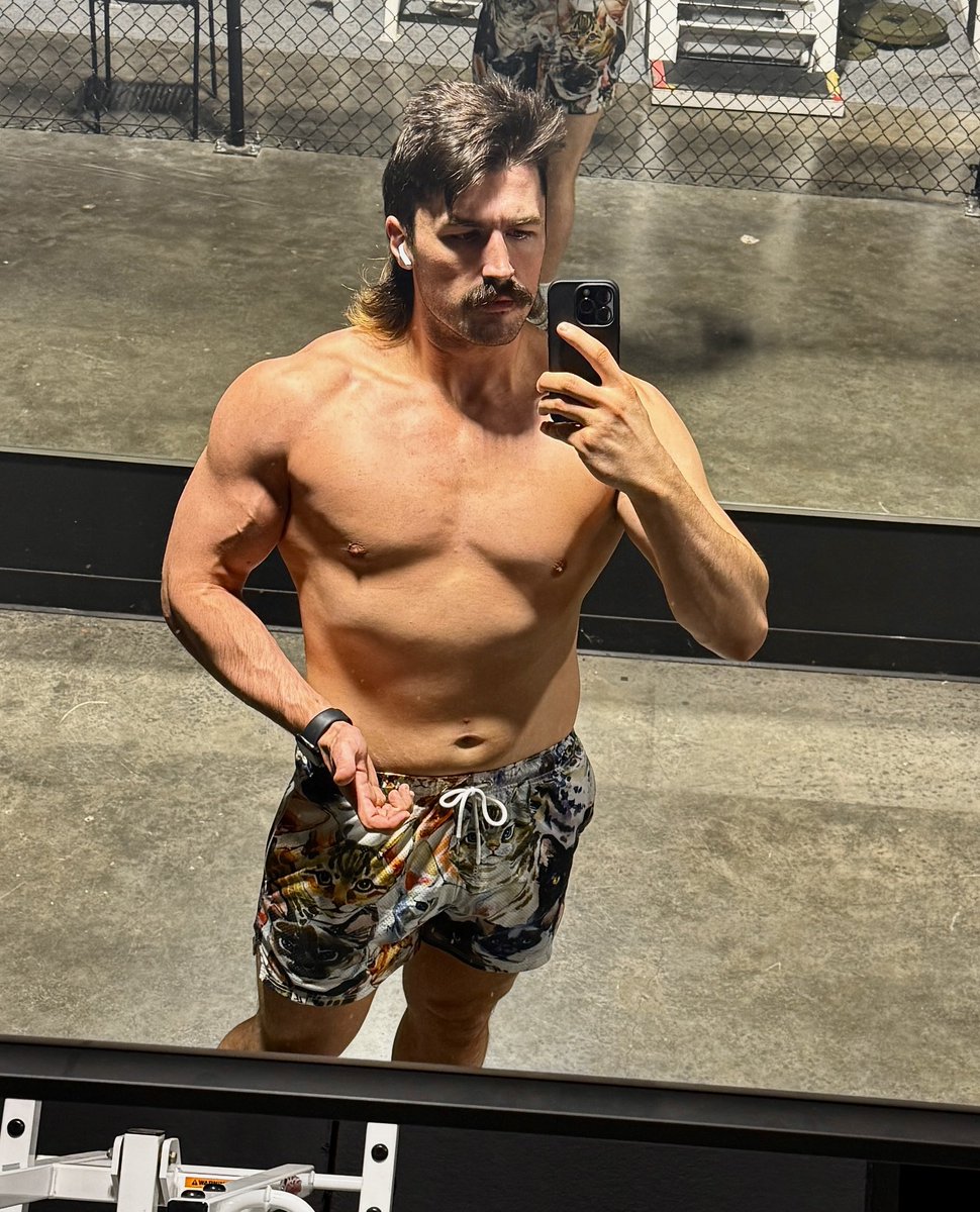 stevenbradleypw's tweet image. The kitten shorts make me stronger